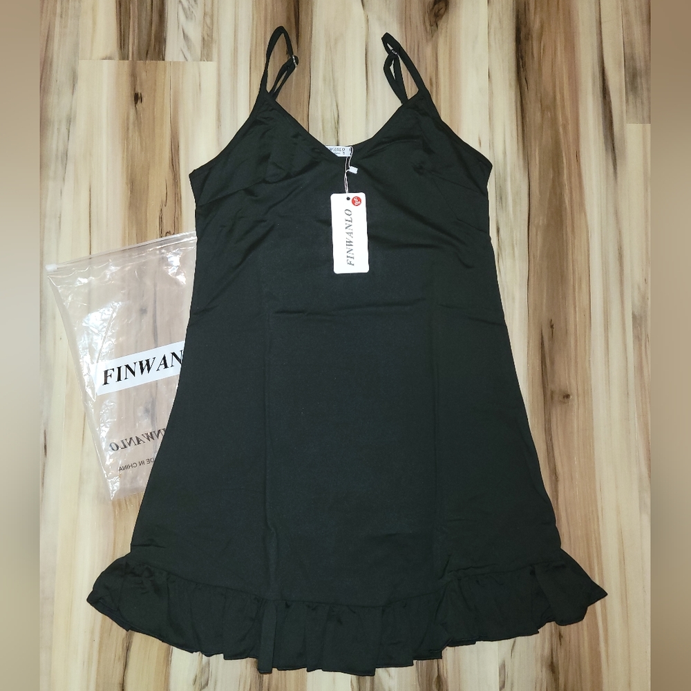 NWT Black Adjustable Strap Ruffle Bottom Chemise Small
